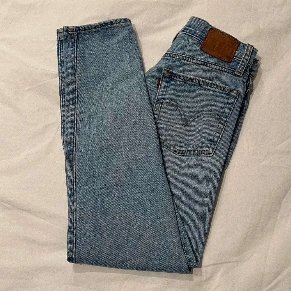 Levi’s Wedgie Lightwash Distressed Jeans Size 24 - Picture 8 of 9